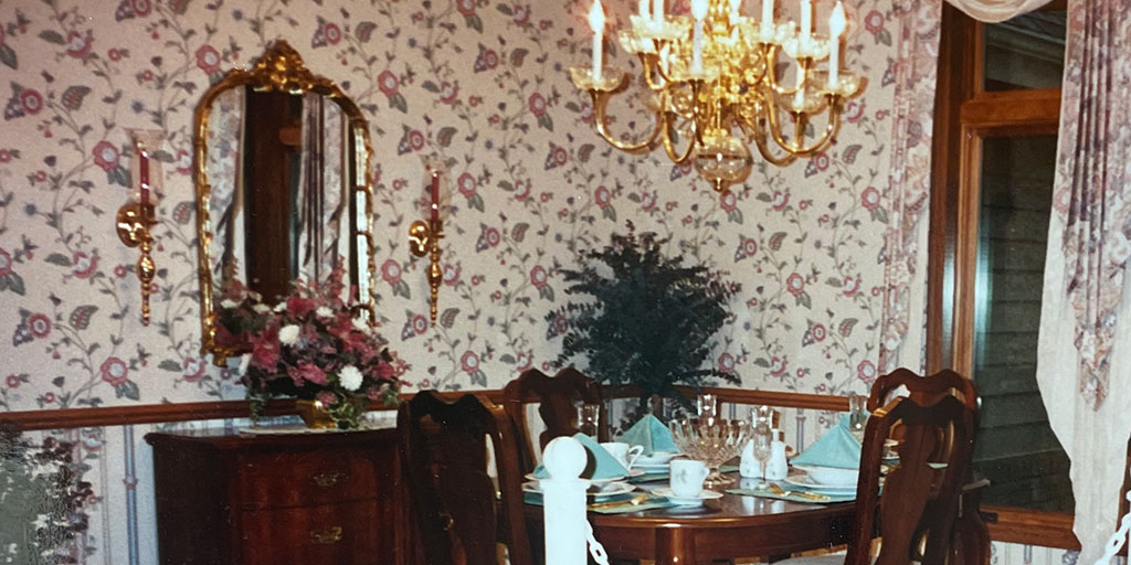 Wallpapered walls were a 199s home design trend
